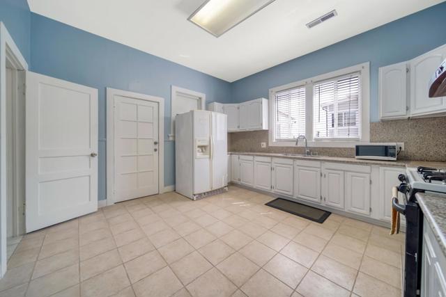 2520 E 24th Street, Oakland CA: https://media.crmls.org/mediaz/16e0c1ab-dfc9-4c5a-80bd-711c6998a4f4.jpg