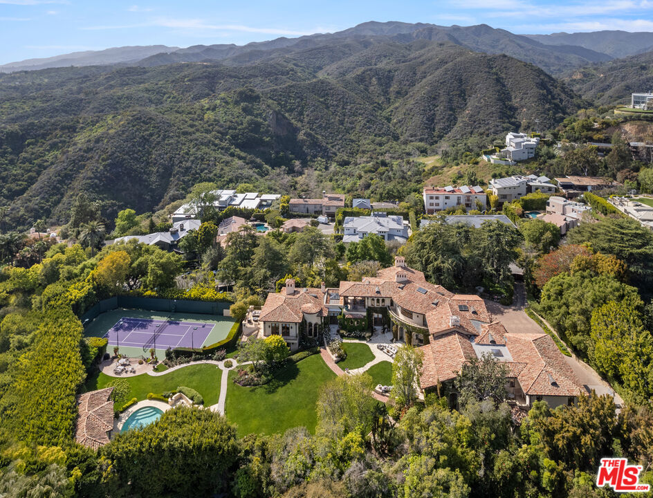 1550 Amalfi Drive — architectural residence