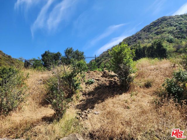 118 W Carlisle Road, Westlake Village CA: https://media.crmls.org/mediaz/16e29295-3eef-4322-ad64-98b9f00ca036.jpg