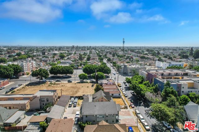 317 W 51st Street, Los Angeles CA: https://media.crmls.org/mediaz/16e30a82-432a-40c6-91ad-4612a9aba79c.jpg