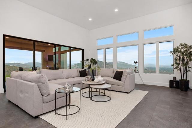 3881 Rancho Summit Dr, Encinitas CA: https://media.crmls.org/mediaz/16e3c518-b537-469b-a75a-65955d8231a5.jpg