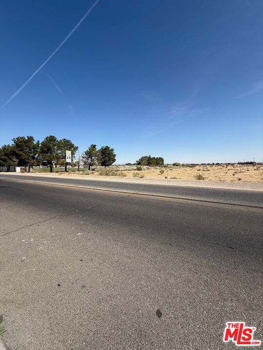 1001 Del Cerro Street, Victorville CA: https://media.crmls.org/mediaz/16e400c8-754c-484a-bd2e-0117dfad64a8.jpg