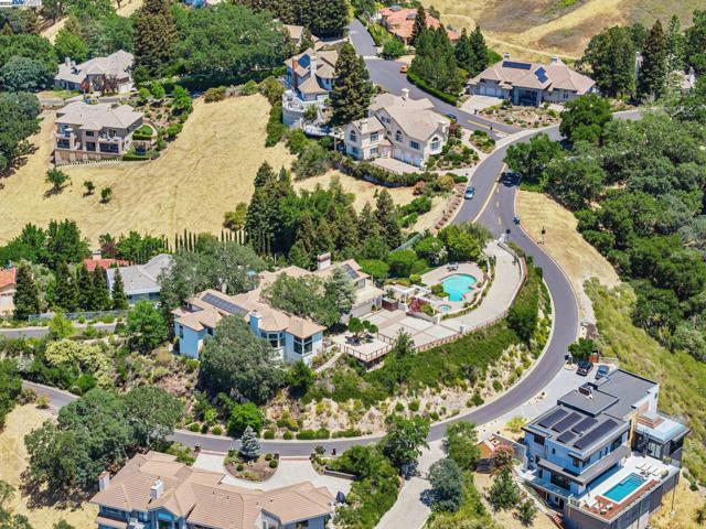 530 Oakshire Pl, Alamo CA: https://media.crmls.org/mediaz/16e42c1d-0f44-4862-abf0-5d144651c27c.jpg