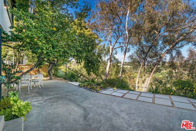 2870 Angelo Drive, Los Angeles CA: https://media.crmls.org/mediaz/16e44f93-fa78-4a17-b6c3-258d108db894.jpg