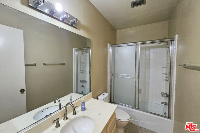 18130 Oxnard Street, Tarzana CA: https://media.crmls.org/mediaz/16e517c5-2bca-4194-a438-e3011d6ede43.jpg
