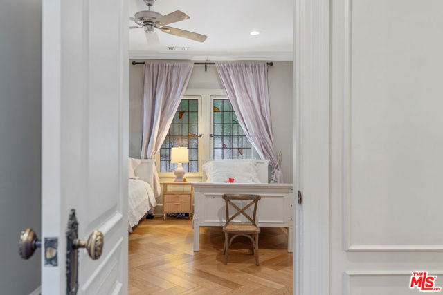 809 S Muirfield Road, Los Angeles CA: https://media.crmls.org/mediaz/16e5b0ad-e4c4-459b-8556-10519055c181.jpg