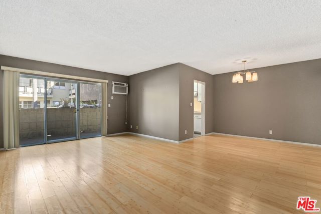 1233 North Laurel Avenue, 103 photo 4