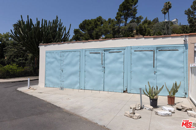 4015 Shelburn Court, Los Angeles CA: https://media.crmls.org/mediaz/16e620e0-9dcf-4c95-b0b3-83097f4bd9fc.jpg