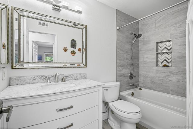 5241 Alamosa Park Dr, Oceanside CA: https://media.crmls.org/mediaz/16e65568-15a1-4e61-8bcd-d0a8052c922d.jpg
