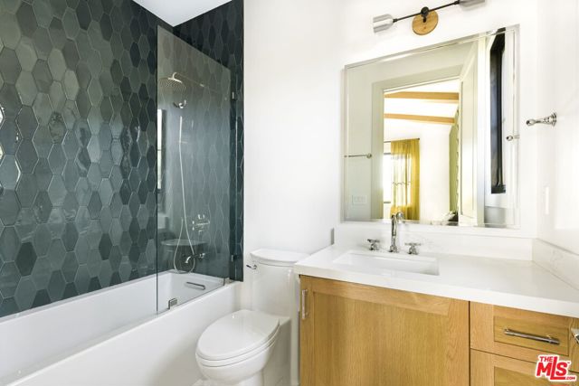 6310 Mirror Lake Drive, Los Angeles CA: https://media.crmls.org/mediaz/16e68ef3-8da1-42d6-97ae-5d41b5951269.jpg