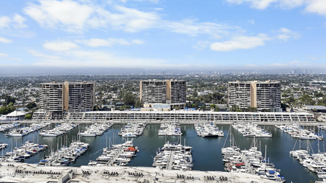 4335 Marina City, Marina del Rey CA: https://media.crmls.org/mediaz/16e71799-3d91-46f3-b094-6d25cd9b14ce.jpg