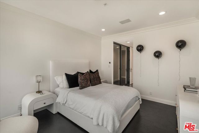 10490 Wilshire Boulevard, Los Angeles CA: https://media.crmls.org/mediaz/16e74674-7e95-40cb-84ca-e524e0c952bb.jpg