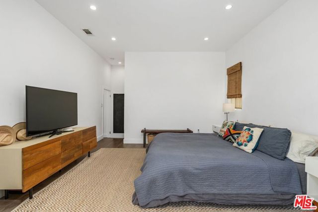 4139 Camero Avenue, Los Angeles CA: https://media.crmls.org/mediaz/16e75819-ad08-4508-9002-62a80b5626a7.jpg