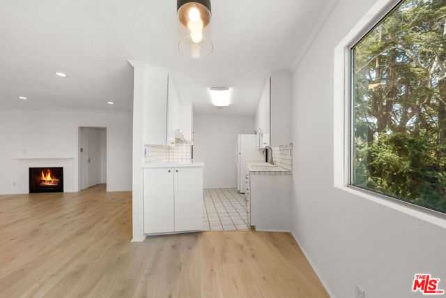 222 7th Street, Santa Monica CA: https://media.crmls.org/mediaz/16e779eb-97f8-4883-8872-8acace41cd9c.jpg