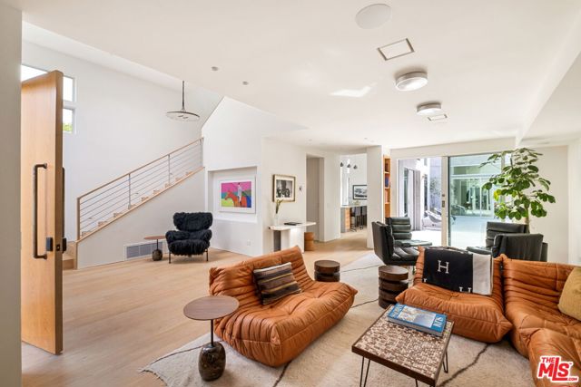 518 Sunset Avenue, Venice CA: https://media.crmls.org/mediaz/16e7a646-1a0e-495c-bc6f-ca3d7a735017.jpg