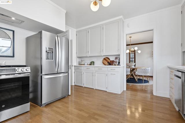 1048 Annerley Rd, Oakland CA: https://media.crmls.org/mediaz/16e7b4de-b519-44db-9149-0820f01cdcaa.jpg