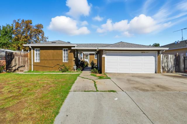 1007 Newbridge Street, East Palo Alto CA: https://media.crmls.org/mediaz/16e816e6-29f6-4d9b-bddb-9e67b2b366f1.jpg