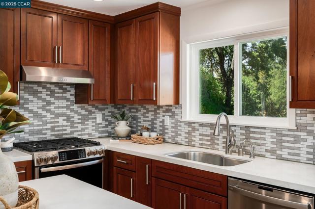3402 Goyak Dr, Lafayette CA: https://media.crmls.org/mediaz/16e828cf-5ccf-44d7-8ade-3985d4cbe9f7.jpg