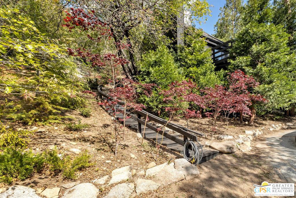 https://media.crmls.org/mediaz/16e88215-109e-425e-b113-8ed033c42a0c.jpg?preset=X-Large