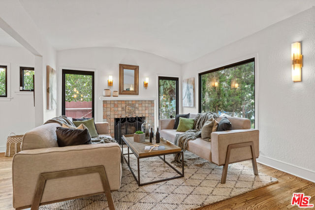 722 N La Jolla Avenue, Los Angeles CA: https://media.crmls.org/mediaz/16e907e6-82a1-4686-88e7-3eb005aa529a.jpg