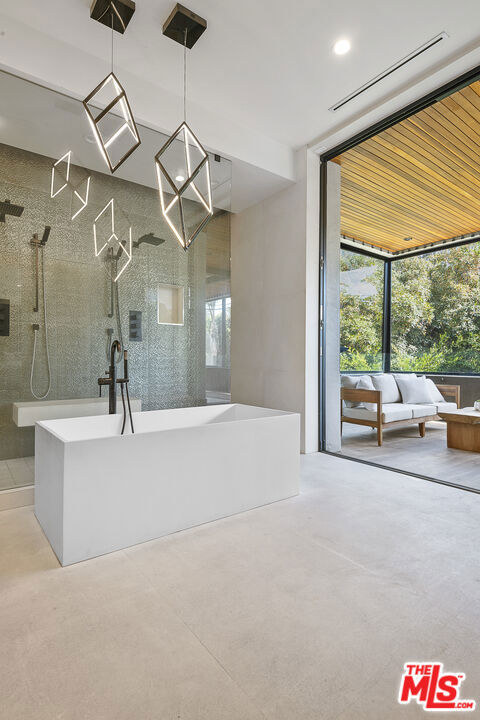 428 N La Jolla Avenue, Los Angeles CA: https://media.crmls.org/mediaz/16e9d4ca-2c1c-4378-972e-323d633f3d6f.jpg