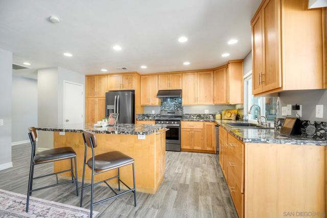 17240 Cuvee Ct, Poway CA: https://media.crmls.org/mediaz/16e9de78-6645-4288-bfce-dd318639648e.jpg