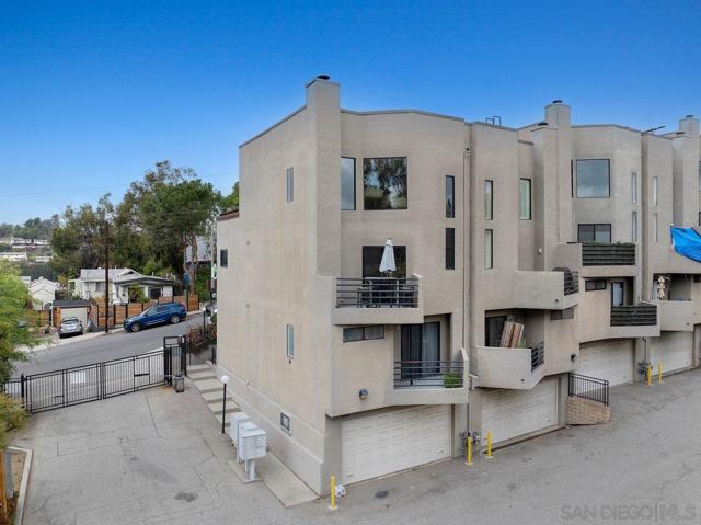 1830 N Alvarado St, Los Angeles CA: https://media.crmls.org/mediaz/16eb6666-73ed-476e-b448-c1df1628373b.jpg