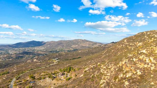 87 Presilla Dr, Jamul CA: https://media.crmls.org/mediaz/16eb6eaf-0f0d-4580-b248-c536b5afdc41.jpg