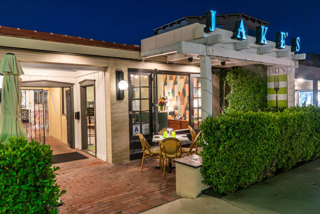 664 Palm Canyon Drive, Palm Springs CA: https://media.crmls.org/mediaz/16ebab5f-d020-4b3c-b7ae-cbd57584cb9e.jpg
