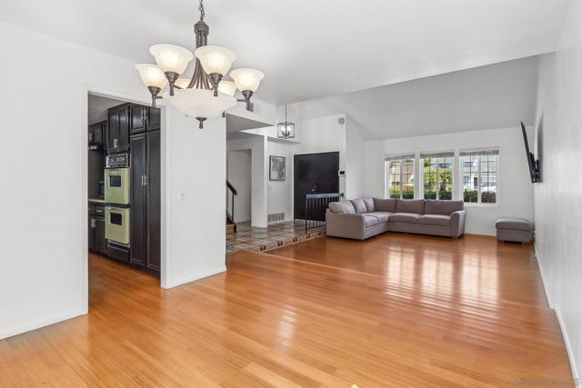 712 Paseo Del Rey, Chula Vista CA: https://media.crmls.org/mediaz/16ebfbc4-9e1c-4804-bc52-3483af6ae013.jpg