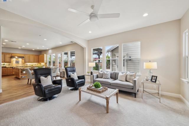 2193 Autinori Ct, Livermore CA: https://media.crmls.org/mediaz/16ec2ad8-d240-4650-9375-78ce77a0a036.jpg