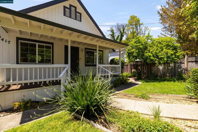 6417 Sunnymere Ave, Oakland CA: https://media.crmls.org/mediaz/16ec4551-9491-4f53-8c8c-5308ef9ff4e4.jpg