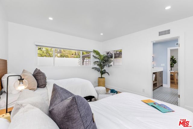 5200 Del Moreno Drive, Woodland Hills CA: https://media.crmls.org/mediaz/16ec8c36-dc14-4b88-b109-27723f4d6307.jpg