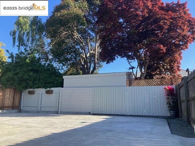 879 45Th St, Oakland CA: https://media.crmls.org/mediaz/16eccccd-4116-4254-8204-daffc6610a99.jpg