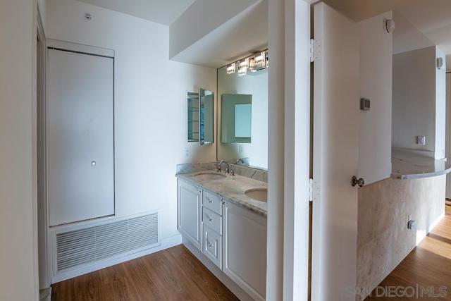 500 W Harbor Dr, San Diego CA: https://media.crmls.org/mediaz/16ed3dc1-f84c-4298-836a-564ae20f30ff.jpg
