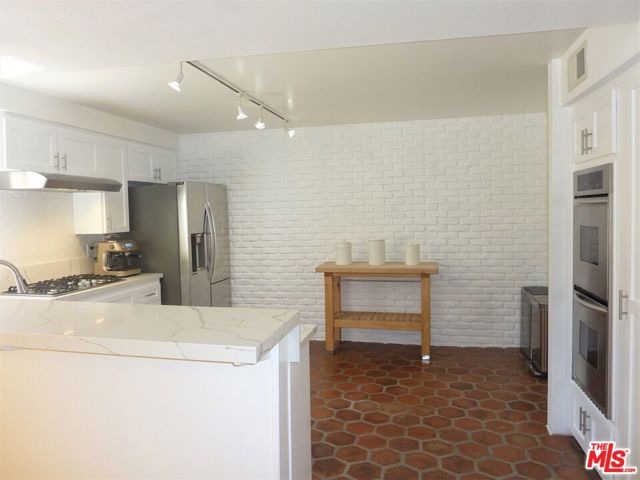 13065 Mindanao Way, Marina del Rey CA: https://media.crmls.org/mediaz/16ed5277-5171-4b82-a88a-67535a9e3f49.jpg