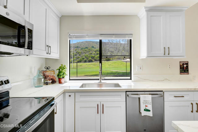 4188 Minnecota Drive, Thousand Oaks CA: https://media.crmls.org/mediaz/16eea4ba-11cc-4518-bd3d-387922eac6c3.jpg