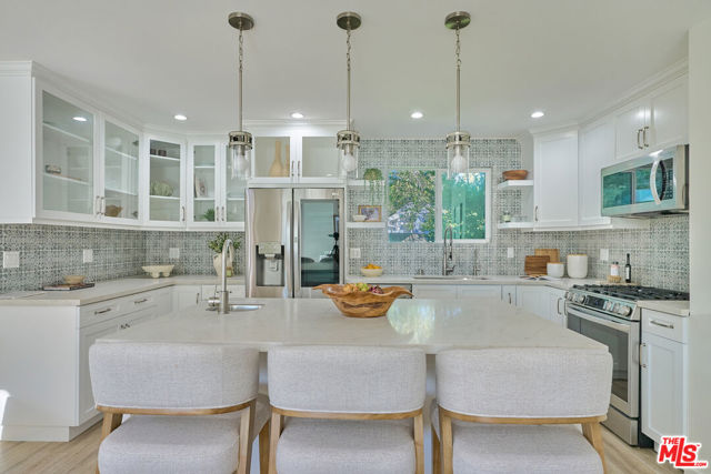 4211 W Woodland Avenue, Burbank CA: https://media.crmls.org/mediaz/16efcb72-8d89-4468-99bc-ca038811a060.jpg