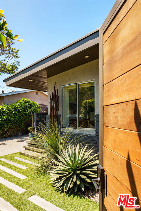 2501 Walnut Avenue, Venice CA: https://media.crmls.org/mediaz/16f02e72-931c-42ef-b9b7-572918e98a42.jpg