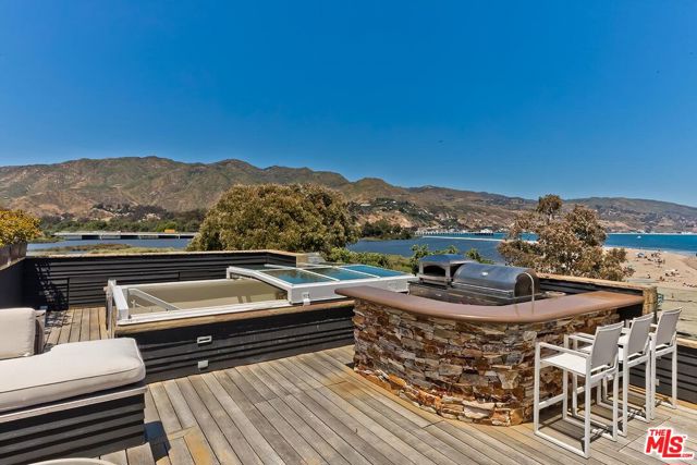 119 Malibu Colony Road, Malibu CA: https://media.crmls.org/mediaz/16f07b8d-77ae-44ac-a810-bd38a5f53bd2.jpg