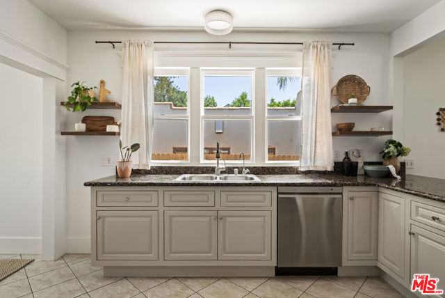 1022 N Marengo Avenue, Pasadena CA: https://media.crmls.org/mediaz/16f1012a-7ede-47e9-98cd-43c52b7fc661.jpg