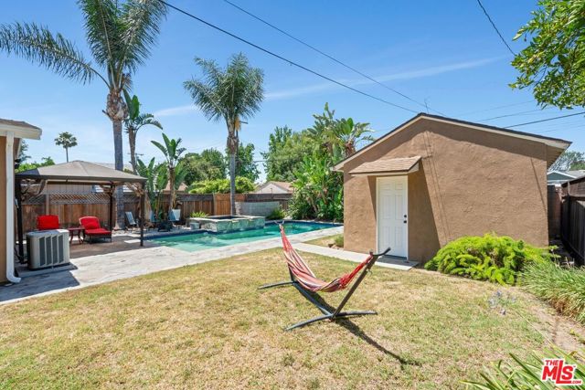 7513 Louise Avenue, Van Nuys CA: https://media.crmls.org/mediaz/16f1841b-a246-418f-9957-2990eb1265a4.jpg
