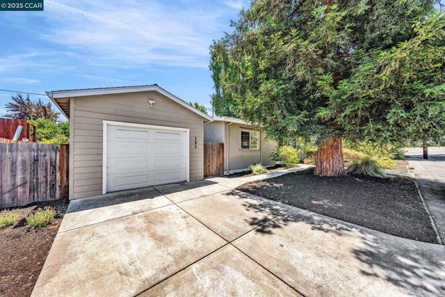 121 School Ln, Walnut Creek CA: https://media.crmls.org/mediaz/16f1a43a-3fa6-40e7-9714-e9f71a4c2da7.jpg