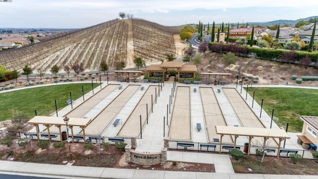 1835 Riesling Cir, Brentwood CA: https://media.crmls.org/mediaz/16f2d9ba-fa60-43df-9122-a6948fefb88c.jpg