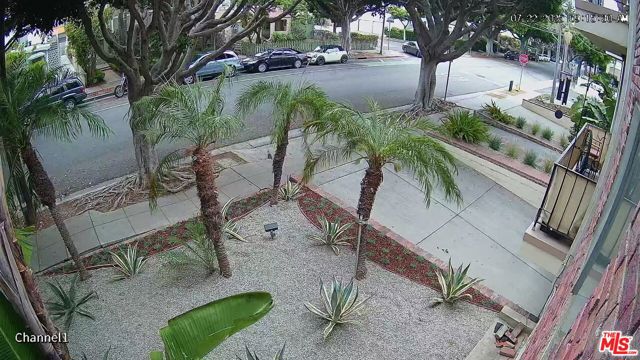 2803 Arizona Avenue, Santa Monica CA: https://media.crmls.org/mediaz/16f38c5e-f833-454a-bbb7-5d600ba2e3e5.jpg