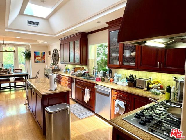 328 15th Street, Santa Monica CA: https://media.crmls.org/mediaz/16f3a8a7-3856-4bcb-b9ff-3f7cea3a96ed.jpg
