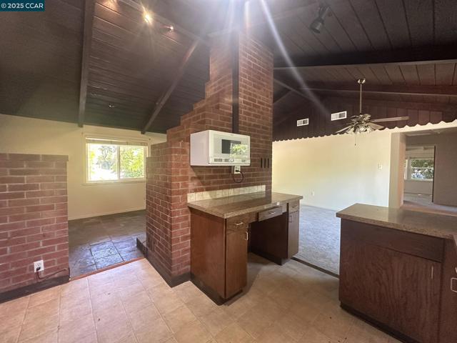 120 Sexton Rd, Sebastopol CA: https://media.crmls.org/mediaz/16f3ba95-00e0-4cbd-b99e-4df56dc79362.jpg