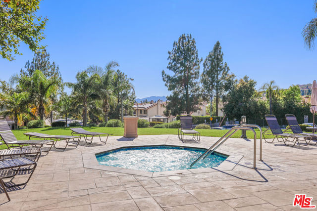 12119 Falcon Crest Way, Porter Ranch CA: https://media.crmls.org/mediaz/16f3c6c7-1723-4d97-b663-98ee0d53fd9d.jpg