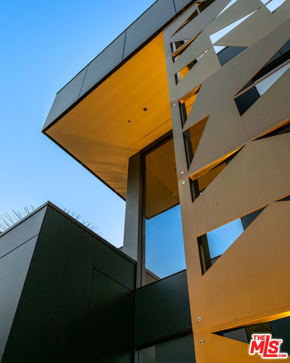 2341 Gloaming Way, Beverly Hills CA: https://media.crmls.org/mediaz/16f40eea-c23b-4b93-a982-0dc1b048a942.jpg
