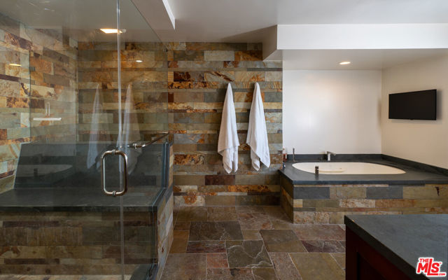 18074 Coastline Drive, Malibu CA: https://media.crmls.org/mediaz/16f58c42-f0a8-4a07-9486-816513e07328.jpg